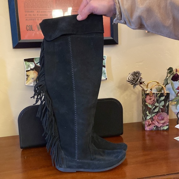 Minnetonka Tall Black Fringe Boots Size 6 - Picture 4 of 8
